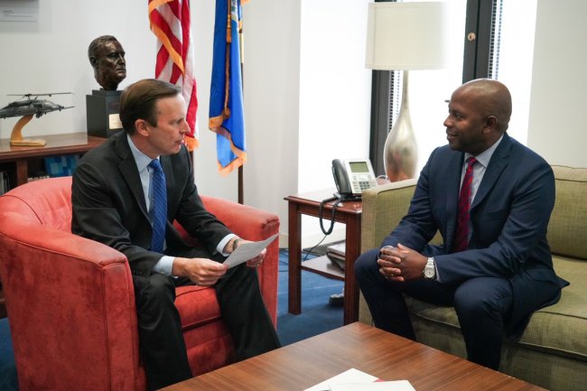 Class of 2021-22 Fellow Brian Williams meets with Senator Chris Murphy
